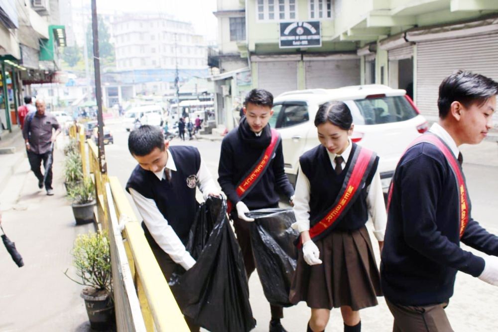 Students taking part in the cleanliness drive initiated under the KAM Phase II in Kohima at PHQ Junction on May 16.